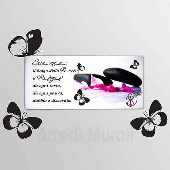 quadro con frase casa e adesivi murali farfalle da applicare ai lati del quadro