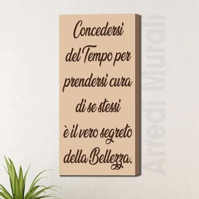 quadro moderno con frase bellezza dallo sfondo beige ed una frase riferita alla bellezza