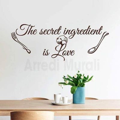 stickers cucina con frase in inglese the secret ingredient is love e due diesegni di posate sui lati della frase