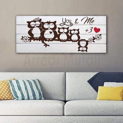 Shabby chic decorazione in legno sfondo bianco e disegno di gufetti marrone