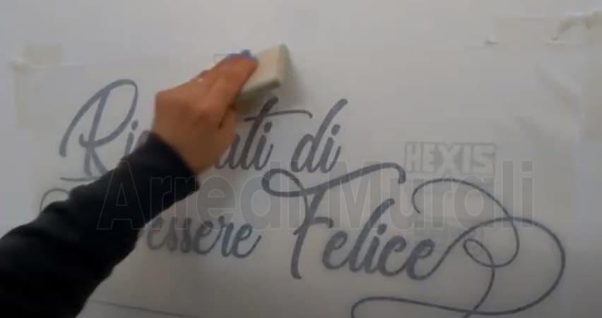 fissare gli adesivi murali sulla parete 