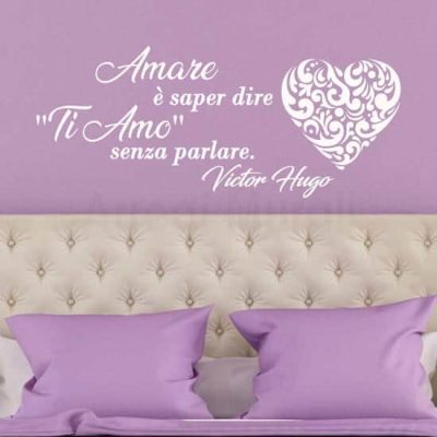 Frase adesiva sull'amore citazione di Victor Hugo bianco
