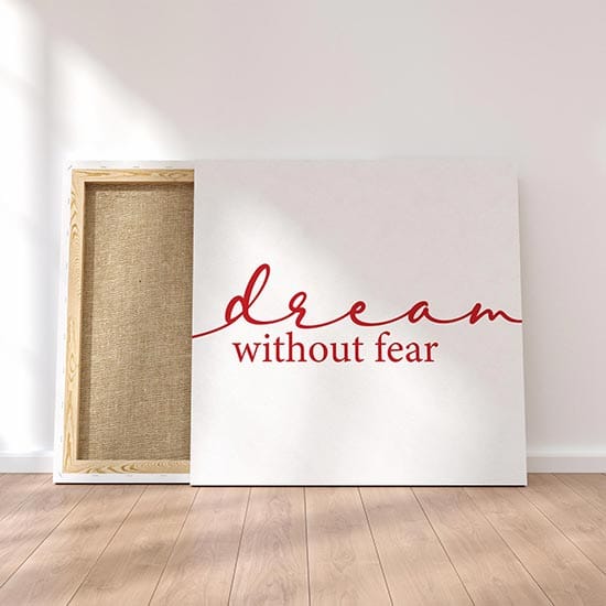 Dettaglio del quadro su tela con scritte da appendere