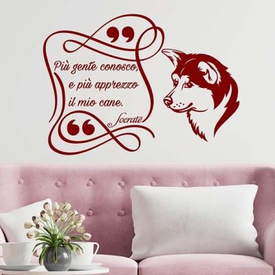 Scritta adesiva murale sul cane