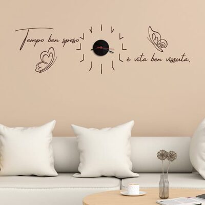 Wall decor con orologio da parete e adesivi di design