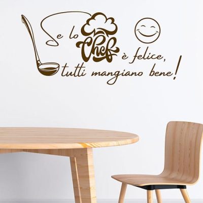 Adesivo murale decorativo per cucina con scritta 'Se lo Chef è felice, tutti mangiano bene!', ideale per un ambiente accogliente e moderno.