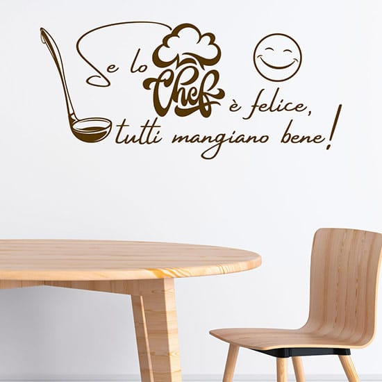Adesivo murale decorativo per cucina con scritta 'Se lo Chef è felice, tutti mangiano bene!', ideale per un ambiente accogliente e moderno.
