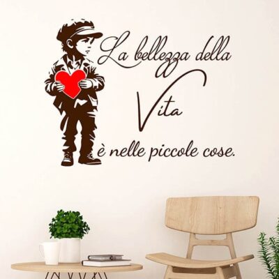 Frase adesiva per pareti soggiorno con carattere elegante e disegno di bambino con cuore rosso, ideale per arredamento moderno e minimalista.