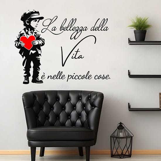 Adesivo murale con la frase 'La bellezza della vita è nelle piccole cose' e illustrazione di un bambino con cuore rosso, decorazione elegante per soggiorno.