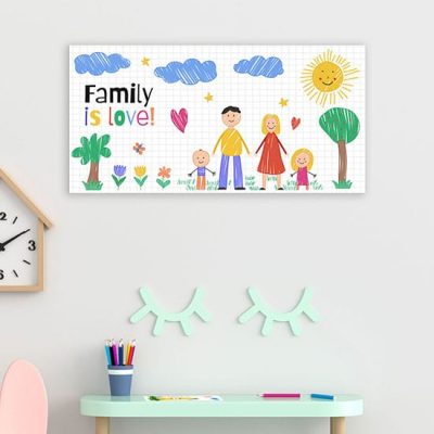 Quadro per bambini con disegni colorati su tela moderna, decorazione murale perfetta per cameretta con illustrazione di famiglia, sole, alberi e cuori su sfondo bianco.