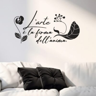 Decorazione da parete con citazione artistica. Adesivo murale perfetto per il soggiorno, con scritta armoniosa e dettagli decorativi che aggiungono personalità e calore all'ambiente.