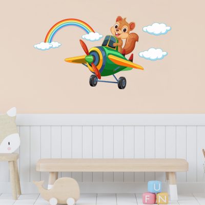 Decora la cameretta con dolcezza! Questo sticker murale con uno scoiattolo pilota e un aeroplano colorato trasforma ogni stanza in un mondo di avventure e fantasia.