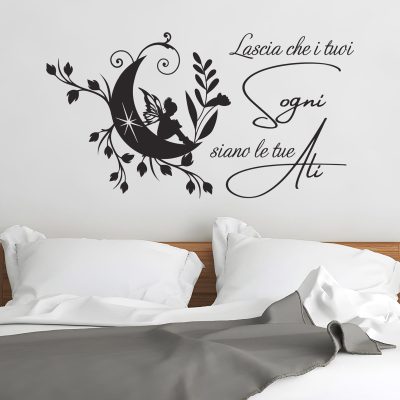 Adesivo murale decorativo sopra il letto con frase motivazionale e silhouette di fata su luna stilizzata in nero.