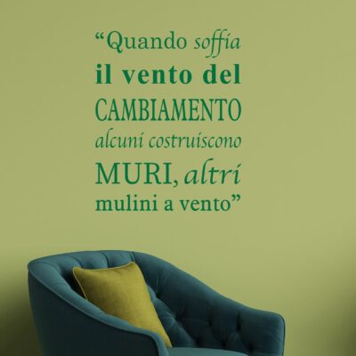 Frase motivazionale da parete su adesivo verde per arredamento elegante e motivazionale del salotto.