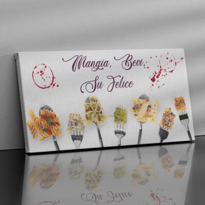 Stampa per cucina con posate, vino e pasta su sfondo chiaro e frase motivazionale in stile contemporaneo.