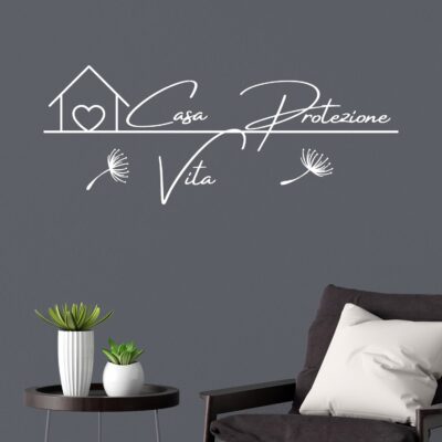 Adesivo murale per soggiorno in vinile nero con frase emozionale e simboli di casa, cuore e soffioni, in stile minimal chic.