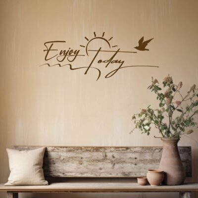 Adesivo murale decorativo "Enjoy Today" in vinile marrone su parete beige con arredamento rustico.
