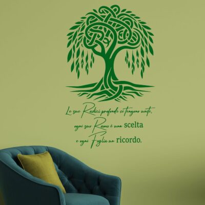 Decoro da parete con albero della vita verde e aforisma profondo, perfetto per ambienti eleganti e naturali con poltrona e cuscino coordinato.