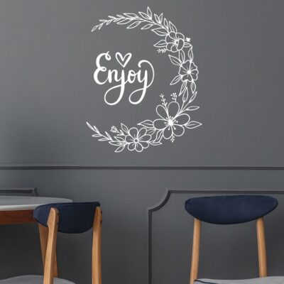 Decorazione adesiva da parete con disegno floreale e cuore, perfetta per cucine, living o locali commerciali, design elegante firmato Arredi Murali.