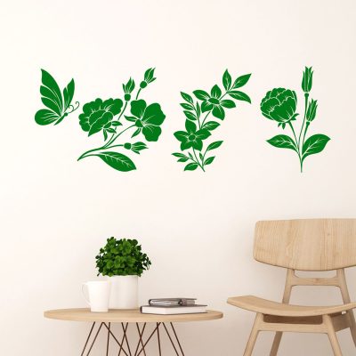 Sticker murale verticale con fiori e farfalla in vinile verde su parete avorio.