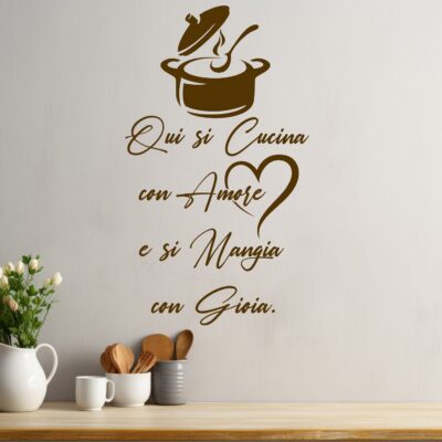 Adesivo murale per cucina in stile moderno – Scritte decorative per pareti con messaggio di amore e convivialità, perfette per personalizzare lo spazio.
