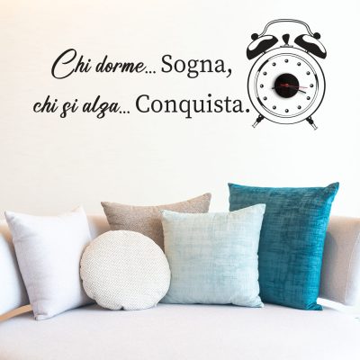 Design moderno e motivazionale: orologio a muro con wall stickers decorativi e scritta ispirazionale "Chi dorme sogna, chi si alza conquista", perfetto per valorizzare pareti di salotti, camere da letto o uffici.