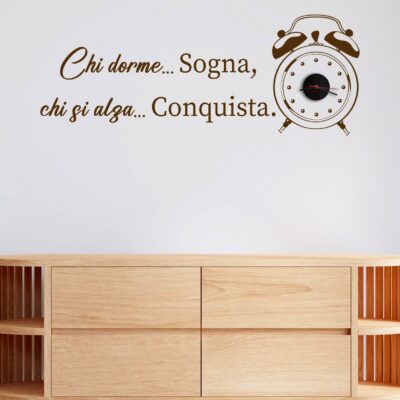 Orologio a muro con wall stickers adesivi in stile minimal e grafica vintage. Unisce funzionalità e stile con frase motivazionale in vinile, ideale per arredare con carattere e personalità ogni ambiente.