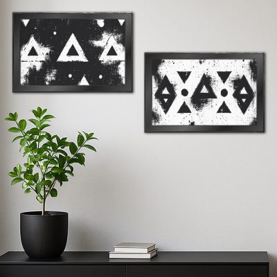 Bilanciamento tra ordine e spontaneità: una coppia di tele monocromatiche dove la geometria del triangolo si mescola al caos controllato. I campi di colore bianco e nero si alternano, con macchie sfumate e bordi irregolari che ricordano la materia urbana. È un design pensato per chi ama l’eleganza minimalista con un tocco di grinta artistica.