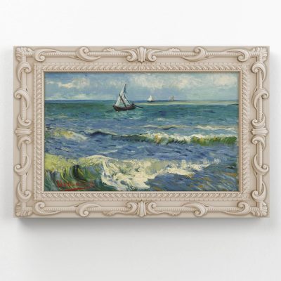 stampa su tela il mare di Van Gogh raffigurante barche sul mare in tempesta, ispirata a Van Gogh, con cornice barocca stampata su fondo chiaro.