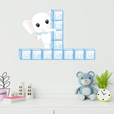 Adesivo personalizzato con nome baby con elefantino e cubi colorati, visualizzato su sfondo neutro, disponibile in versione per bimbo o bimba.
