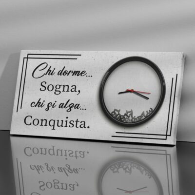 Orologio decorativo su tela rettangolare, con grafica minimalista e frase motivazionale per ambienti contemporanei.