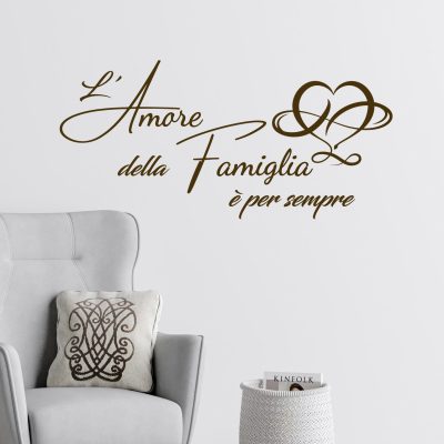 Dettaglio decorativo adesivo da parete con frase sulla famiglia, lettering elegante in stile corsivo per arredo d’interni.