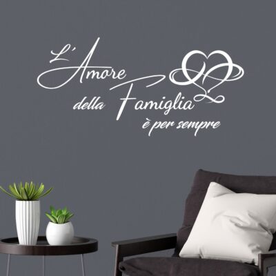 Adesivo murale familiare con scritta motivazionale in vinile su parete, ideale per ingresso, zona living o camera da letto.