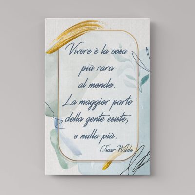 Stampa su tela personalizzata con frase decorativa, montata su telaio in legno, appesa in soggiorno luminoso.