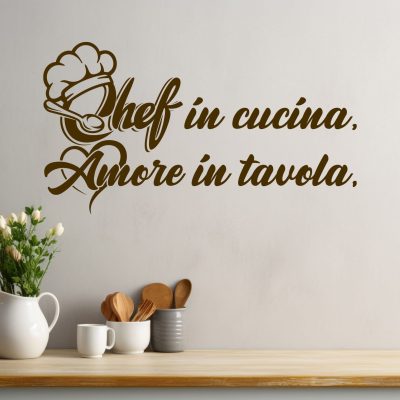 Adesivi murali con frasi per cucina "Chef in cucina, Amore in tavola" su parete moderna con utensili da cucina in legno.