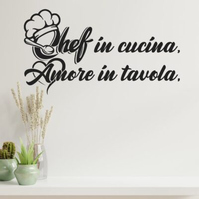 Sticker adesivi murali con frasi per cucina applicato su parete chiara per arredamento caldo e accogliente.