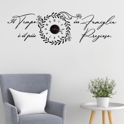 Orologio per parete con stickers murali decorativi e frase motivazionale in soggiorno, perfetto per arredare con stile e originalità gli ambienti moderni.