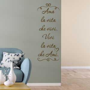 Adesivo murale frase motivazionale in vinile nero applicato su parete verde in soggiorno moderno con divano azzurro.