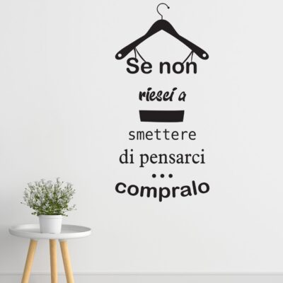 Appendiabiti adesivi con scritte nere decorative su parete bianca, con stile moderno e frase motivazionale.