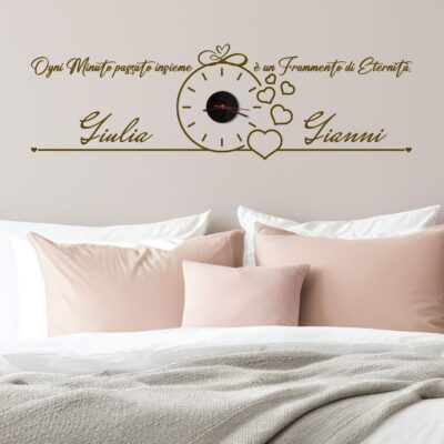 Orologio da parete personalizzabile con adesivo marrone e nomi, ideale per camera da letto elegante.