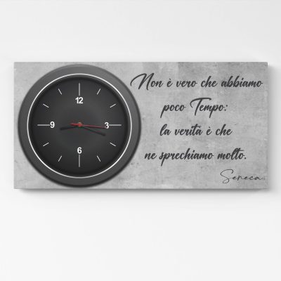 Quadro orologio con frase di Seneca stampato su tela moderna, ideale per decorazioni d'interni dal gusto minimal ed elegante.