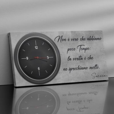 Quadro orologio da parete con citazione di Seneca, accessorio decorativo per casa, studio o ufficio dal design sobrio e motivazionale.