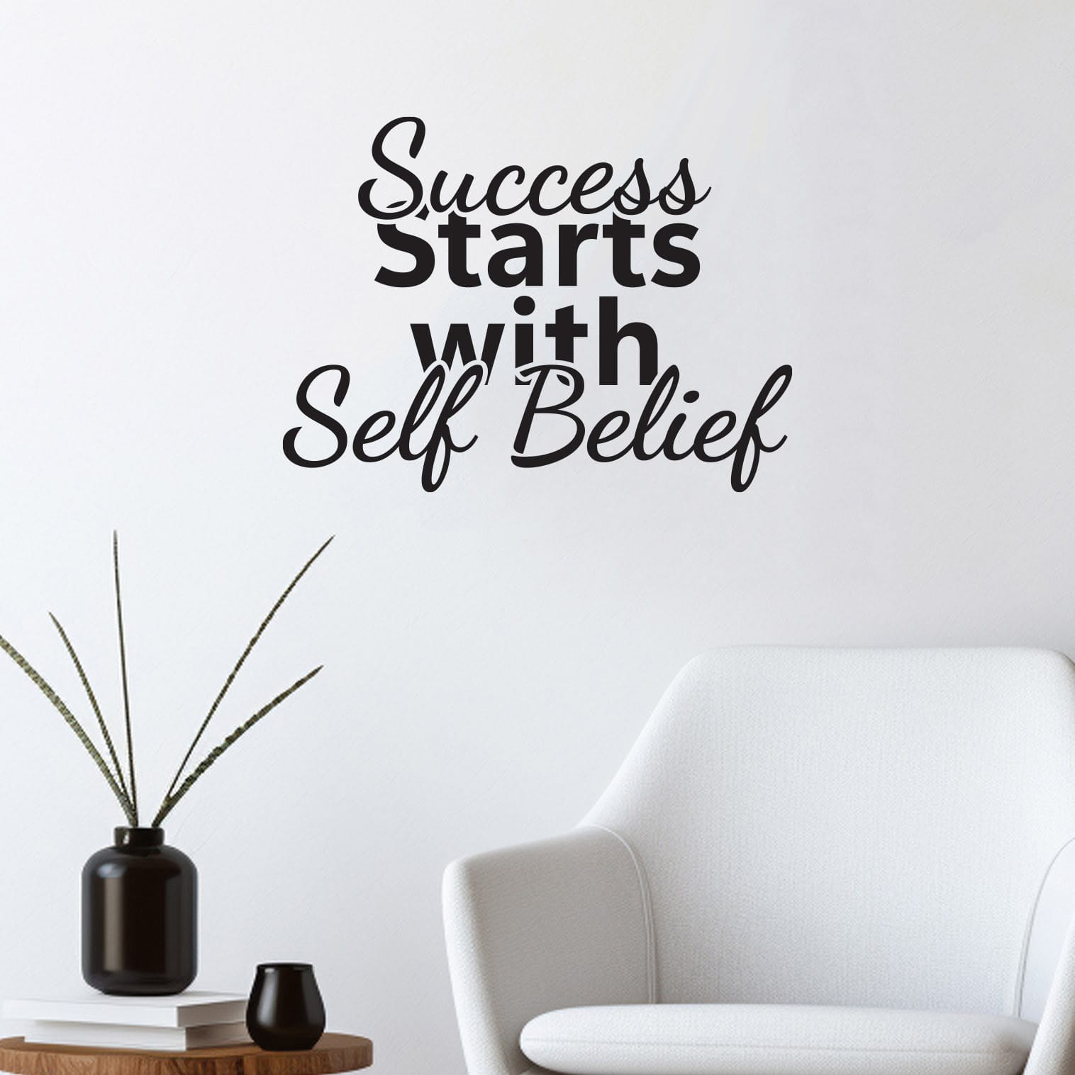 Scritte da muro adesive motivazionali "Success Starts with Self Belief" su parete bianca in soggiorno arredato in stile moderno.